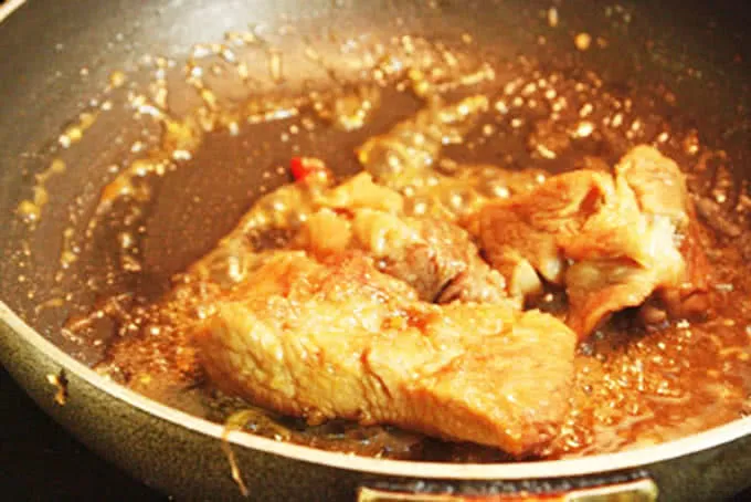 Thịt nạc vai rán vàng để làm bì