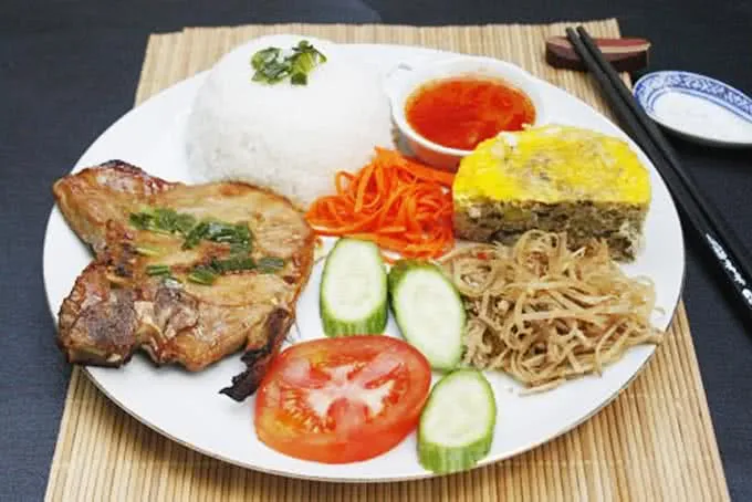 Bày trí đĩa cơm tấm sườn bì chả đầy đủ
