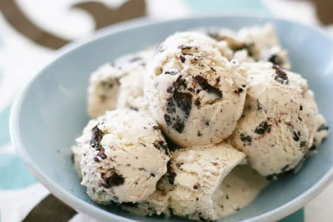 Kem oreo tự làm với vụn bánh oreo hấp dẫn