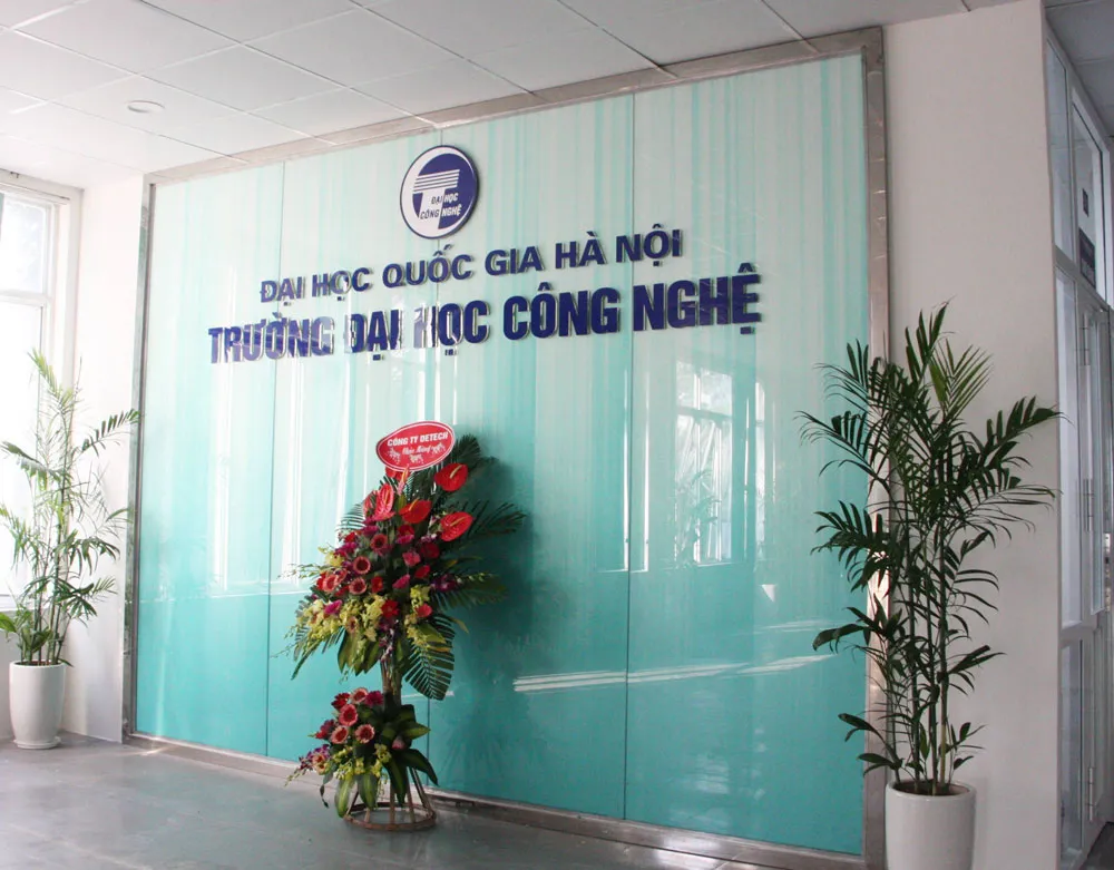 Biểu trưng và khuôn viên Đại học Công nghệ, Đại học Quốc gia Hà Nội, nơi nổi bật về đào tạo CNTT