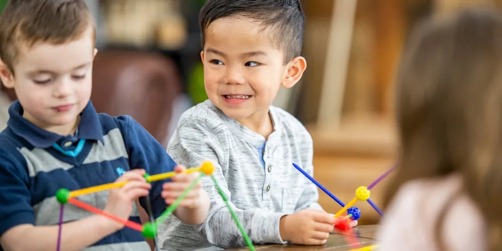 Trẻ em vui vẻ chơi các sản phẩm STEM giúp kích thích tư duy và giải quyết vấn đề