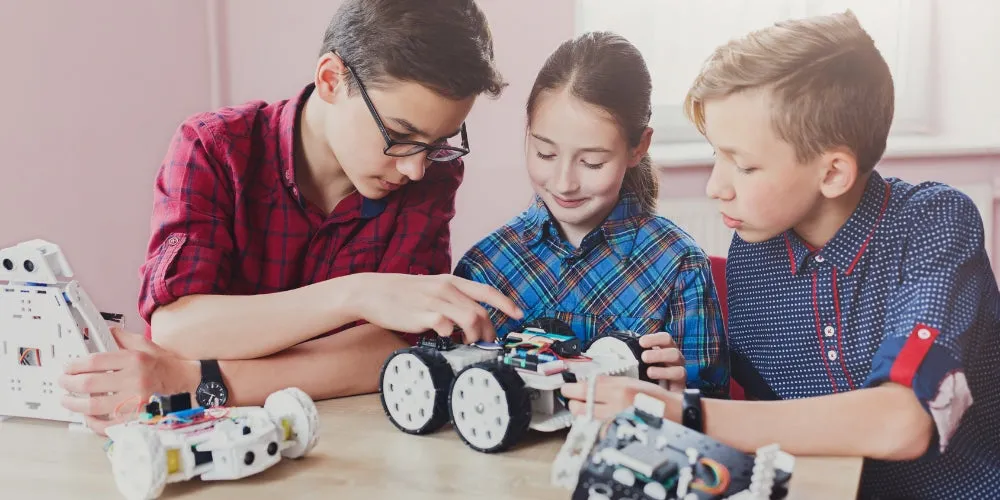Trẻ em vui vẻ khám phá các thí nghiệm khoa học đơn giản, giúp làm quen với lĩnh vực STEM