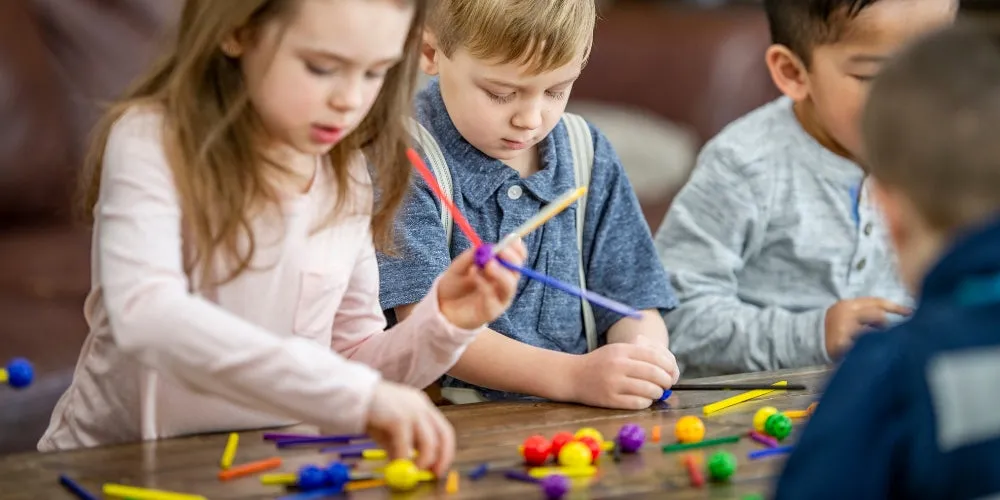 Trẻ em làm việc nhóm trong lớp học STEM, rèn luyện kỹ năng phối hợp và giao tiếp