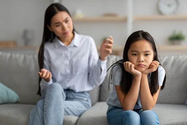 Biểu cảm cho thấy sự bướng bỉnh hoặc muốn thể hiện cá tính của con trai tuổi teen