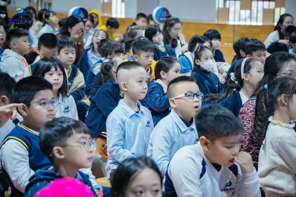 Buổi workshop phòng chống bạo lực học đường với sự tham gia của học sinh và chuyên gia.