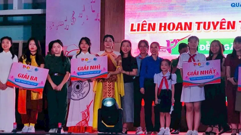Hình ảnh một bạn học sinh nữ nhận giải thưởng tại buổi tuyên dương