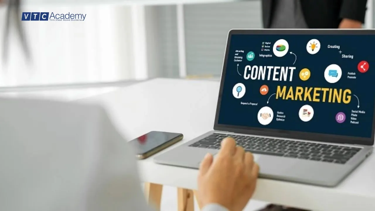 Sinh viên tập trung học tập kiến thức tự học content marketing