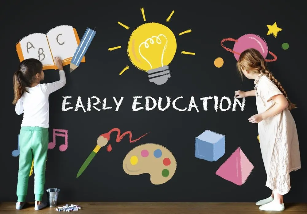Bé vui vẻ học tập với khối hình, minh họa cho lợi ích của giáo dục sớm