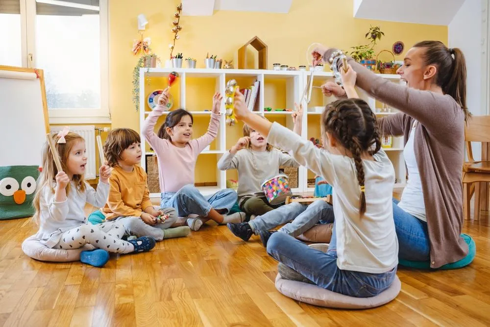 Các em nhỏ cùng nhau khám phá và chơi theo nhóm theo phương pháp Reggio Emilia
