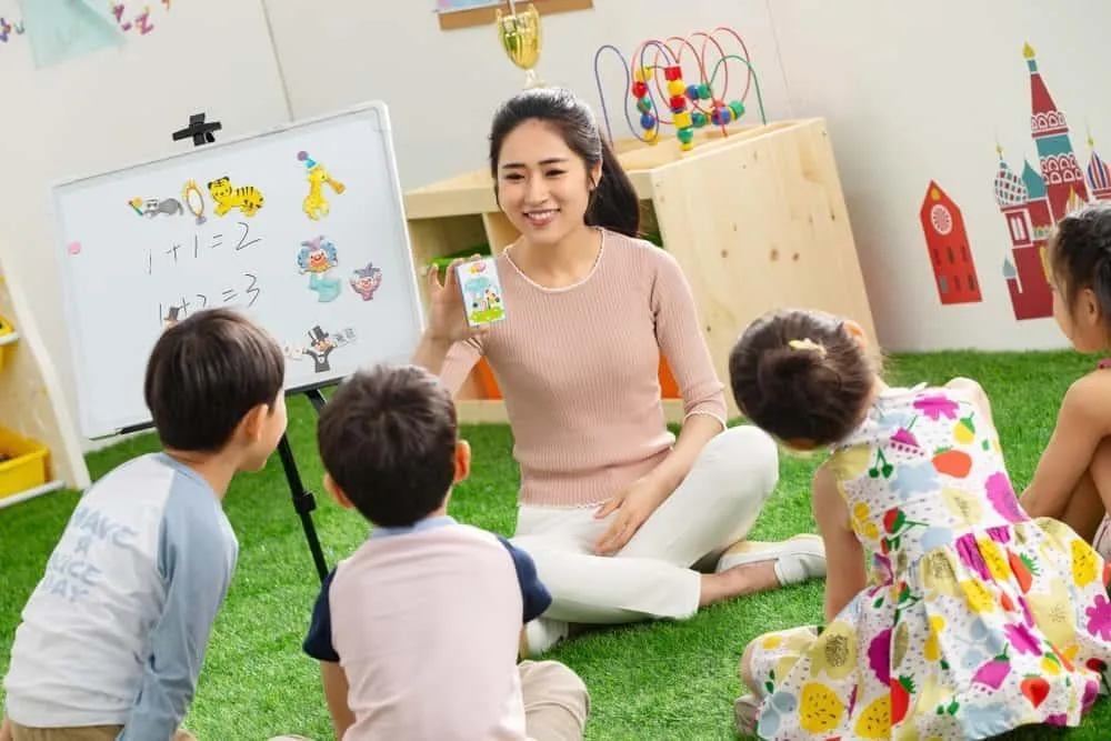 Trẻ em tham gia hoạt động với học cụ trong môi trường lớp học Montessori