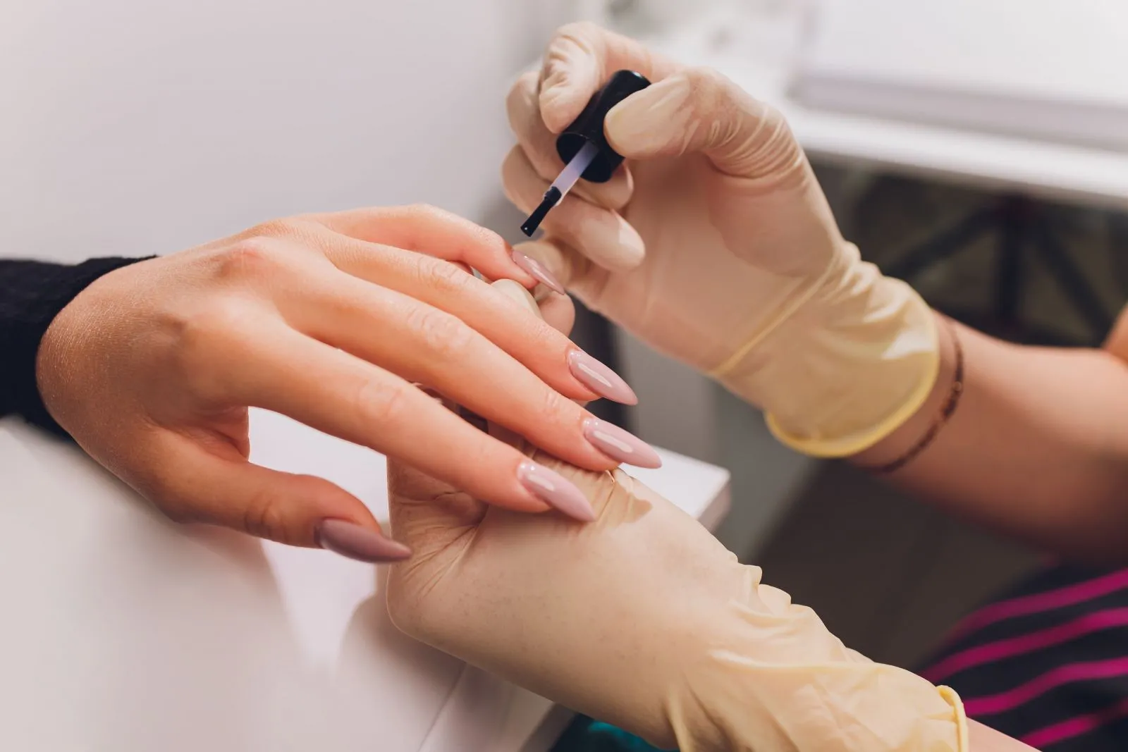 Hướng dẫn vệ sinh và tạo hình móng trước khi sơn gel
