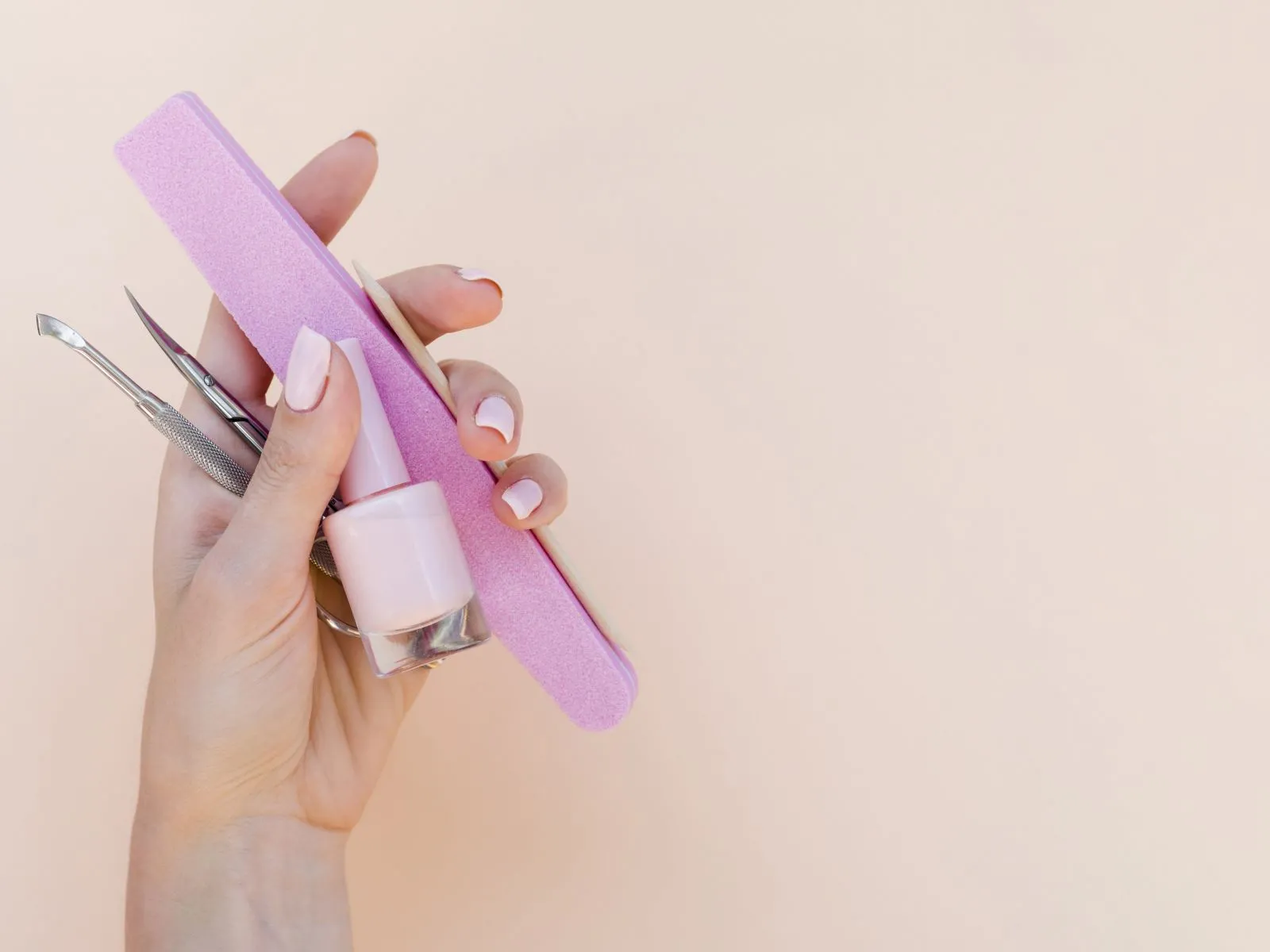 Thực hiện sơn lớp nền base coat cho móng gel