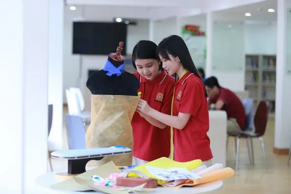 Học sinh đang xem bản đồ tư duy về hướng nghiệp