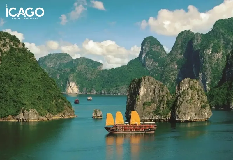 Phong cảnh Vịnh Hạ Long với nhiều đảo đá và mặt nước xanh biếc, nguồn cảm hứng cho tranh vẽ
