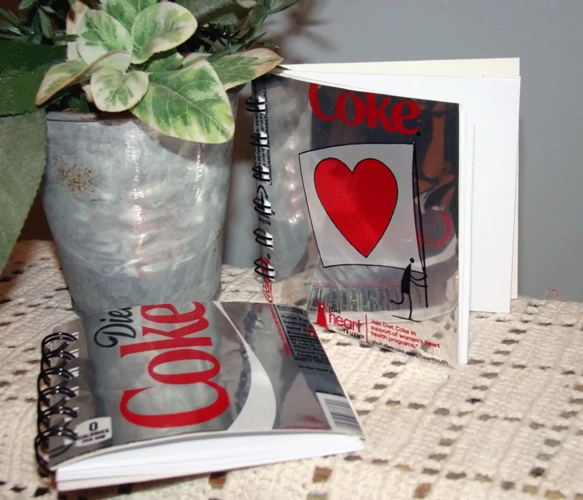 Một cuốn sổ ghi chép hàng ngày làm bằng vỏ lon coca cola.