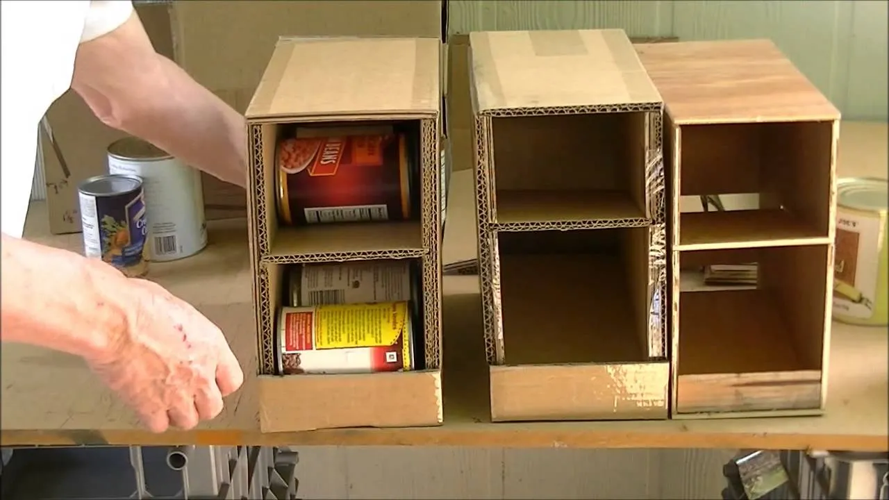 Các thùng bìa carton đựng trứng được giữ lại để tạo thành hộp để chứa thực phẩm khô.
