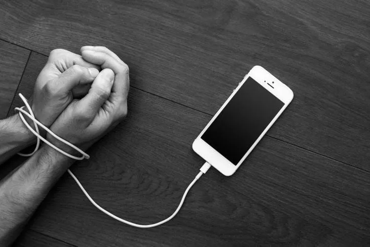 Tác hại của việc chơi điện thoại quá nhiều