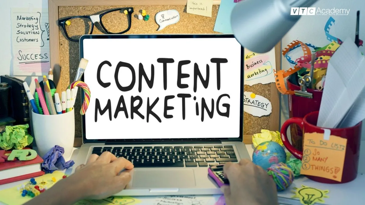 Sinh viên cùng nhau học content marketing tại trung tâm hoặc trường đại học