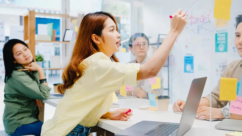 Sinh viên học Marketing thảo luận chiến lược quảng bá sản phẩm