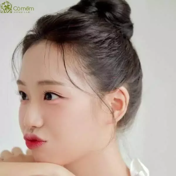 Búi tóc cao đơn giản và gọn gàng