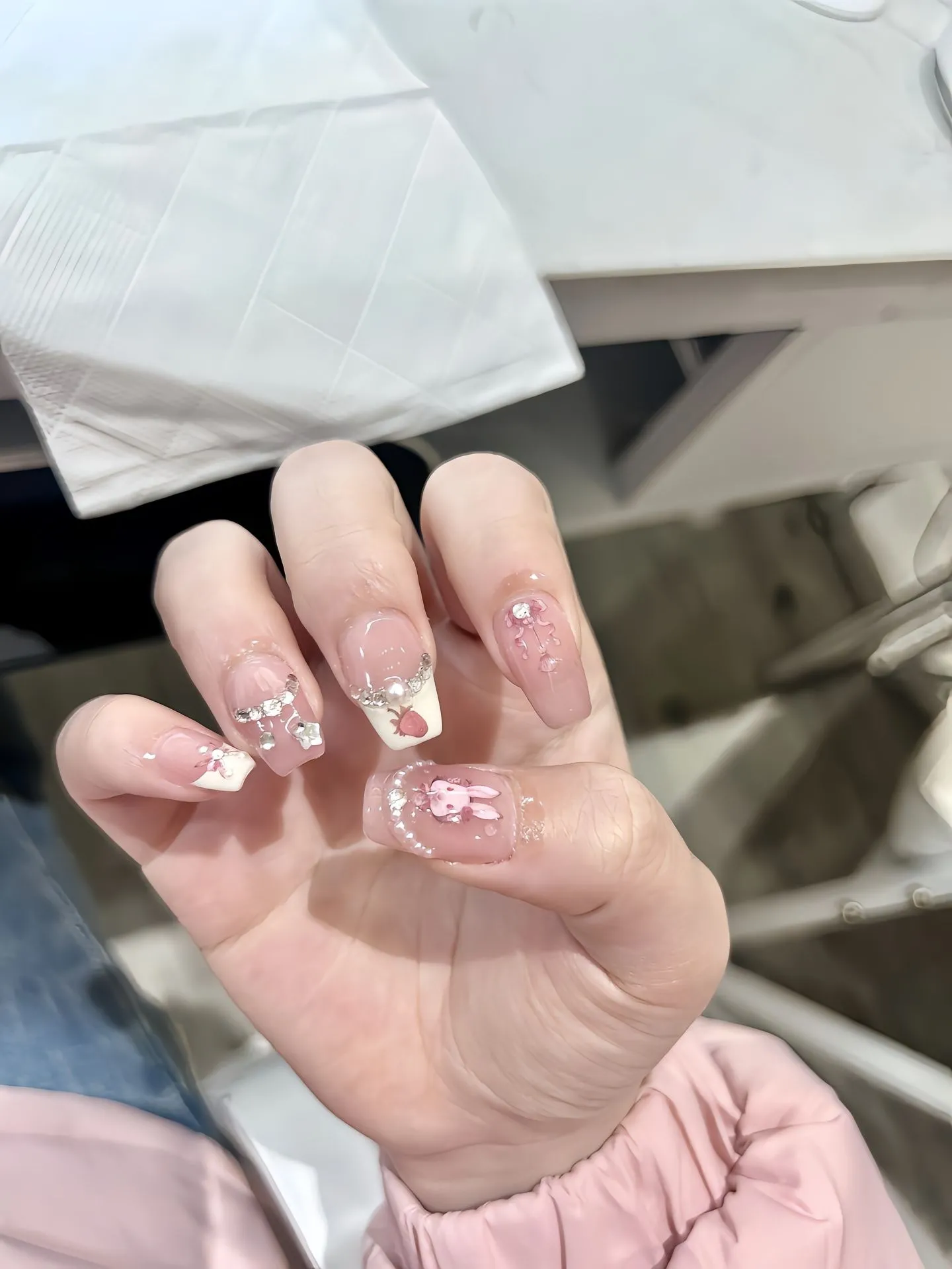 Nail thạch đính đá lấp lánh trên nền hồng