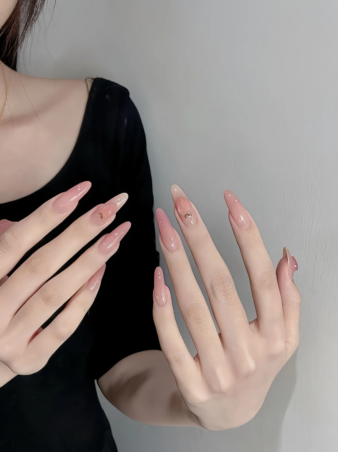 Sơn thạch trong veo giúp móng tay trông thon gọn