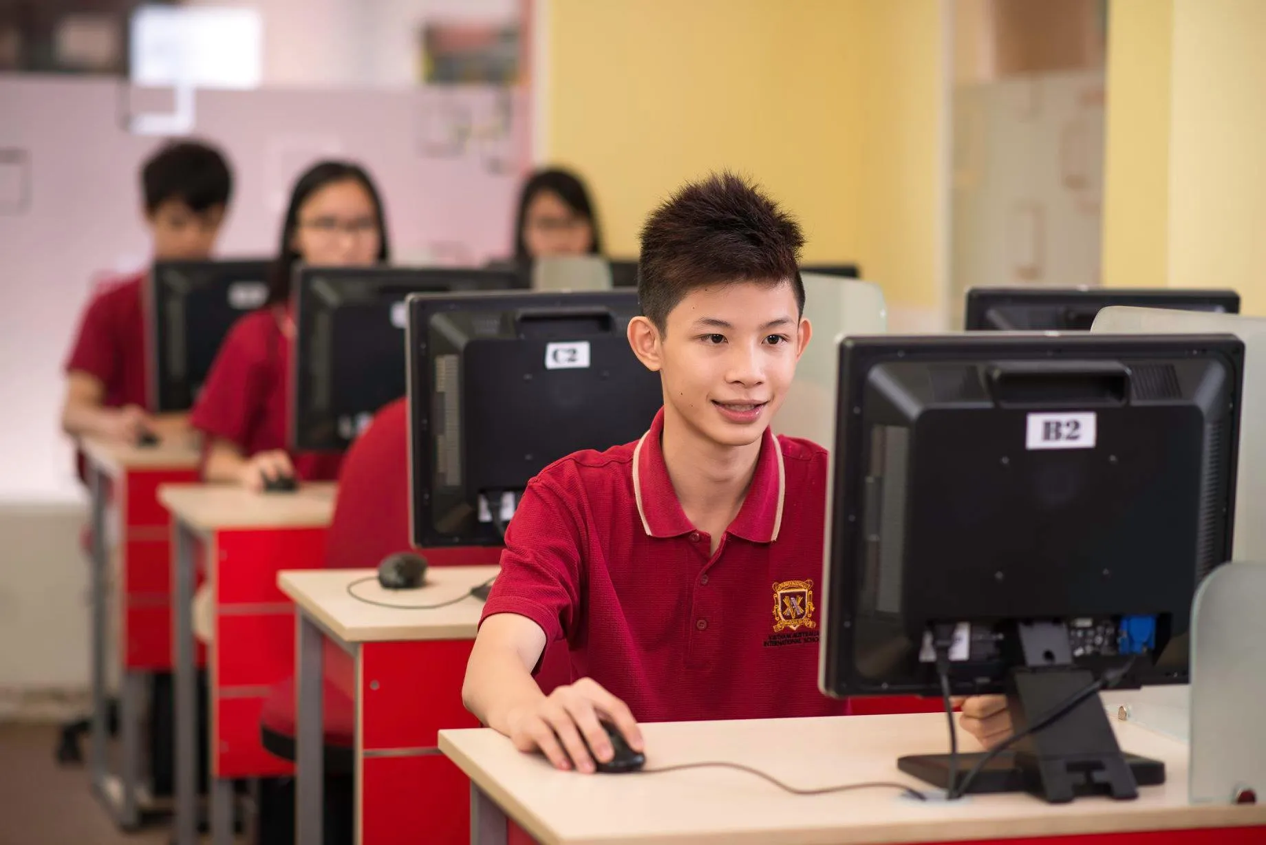 Một nhóm học sinh đang làm bài trắc nghiệm trên máy tính