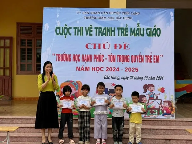 Các bé đạt giải Nhất trong cuộc thi vẽ tranh về ngôi trường hạnh phúc