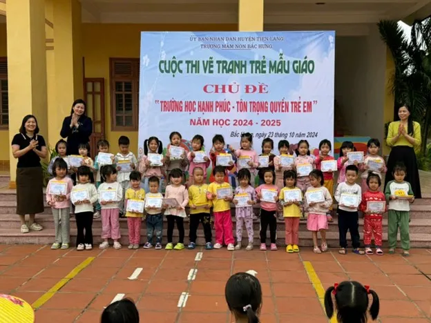 Các bé vui mừng nhận giải Ba cuộc thi vẽ tranh