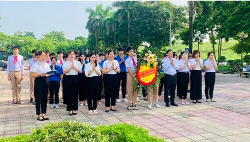 Hình ảnh dâng hương kỷ niệm tại trường, thể hiện truyền thống và các hoạt động văn hóa trong môi trường học đường THCS