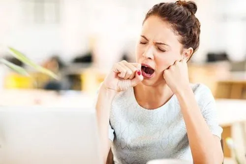 Chơi điện thoại vào ban đêm có thể gây thiếu ngủ
