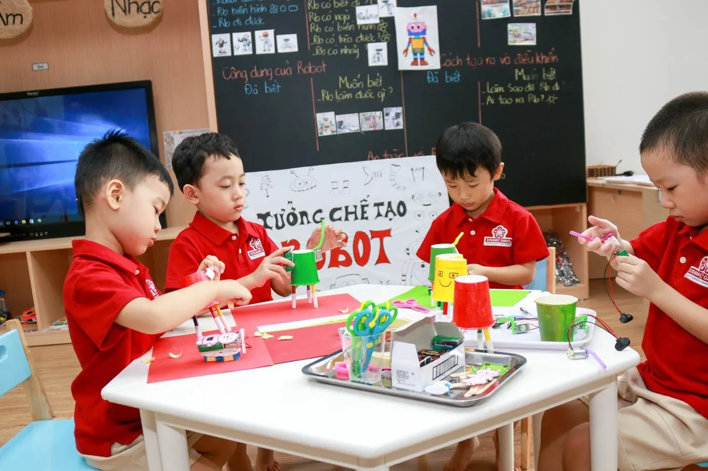 Giờ học thực hành chế tạo robot trong chương trình STEM tiểu học