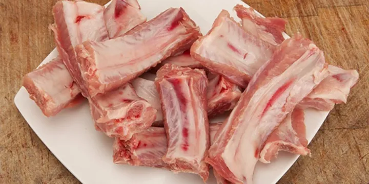 Sườn non tươi ngon để làm món sườn kho nước dừa hấp dẫn