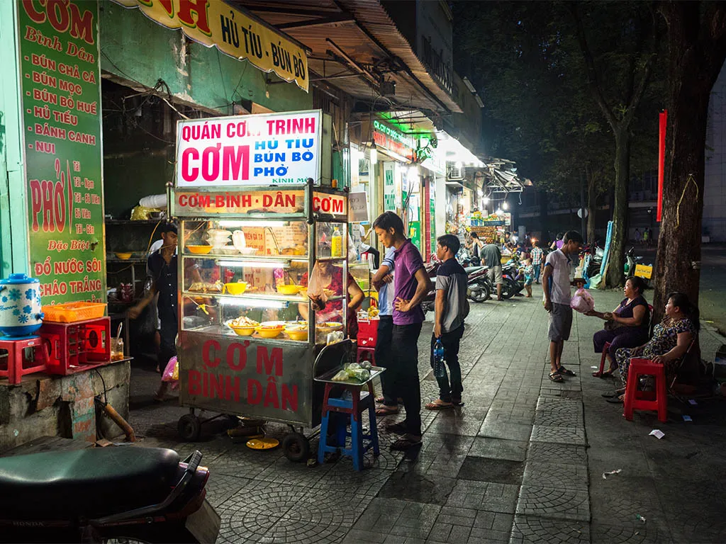 Các món ăn kèm cơm tấm được bày trong tủ kính tại quán ăn.