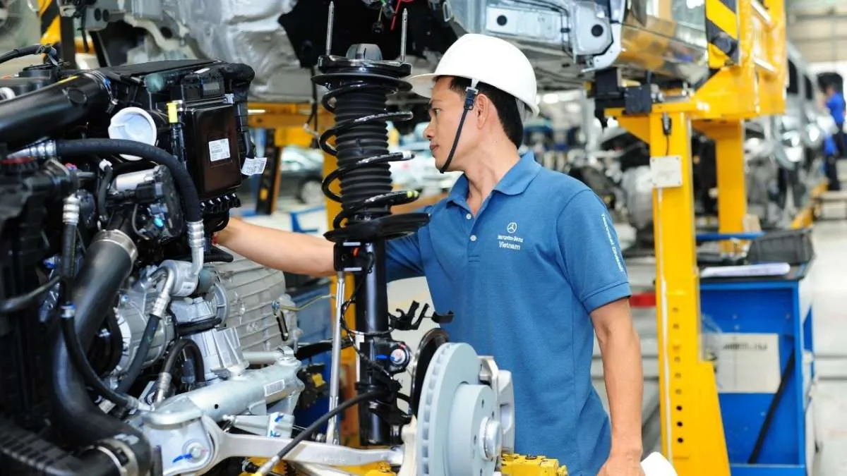 Kỹ sư kiểm tra động cơ ô tô trong ngành cơ khí
