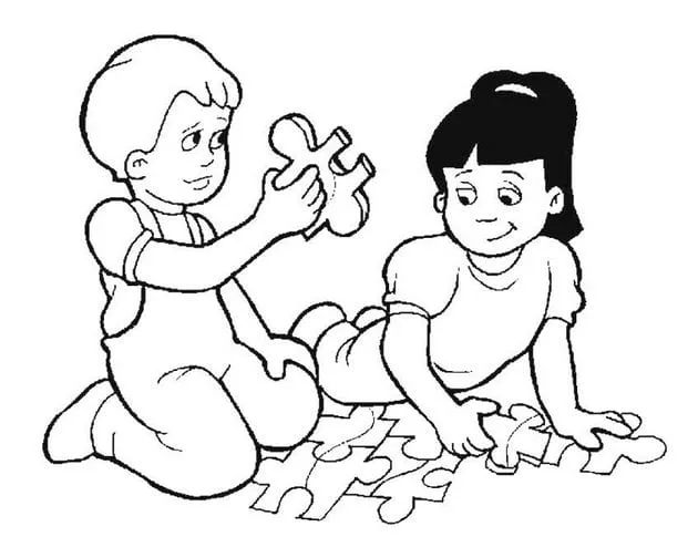 Bé trai và bé gái đang ngồi chơi xếp hình