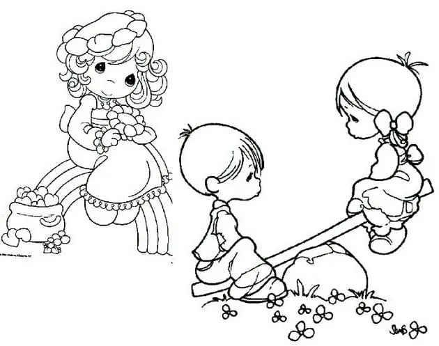 Các bạn nhỏ vui đùa trên bập bênh