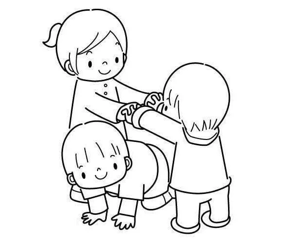 Các bạn nhỏ vui chơi trên sân trường