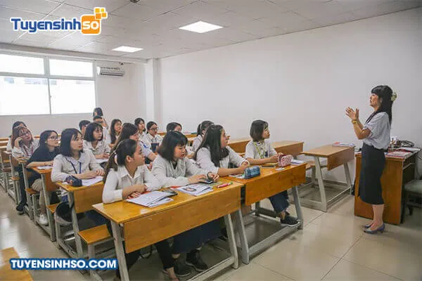 Cổng trường Đại học Công nghệ TP.HCM (HUTECH)