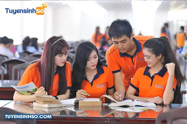 Sinh viên HUTECH năng động trong khuôn viên trường