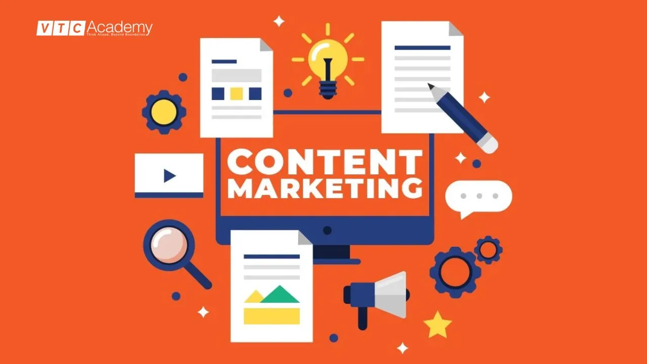 Người trẻ thảo luận chiến lược tự học content marketing trên laptop và giấy tờ