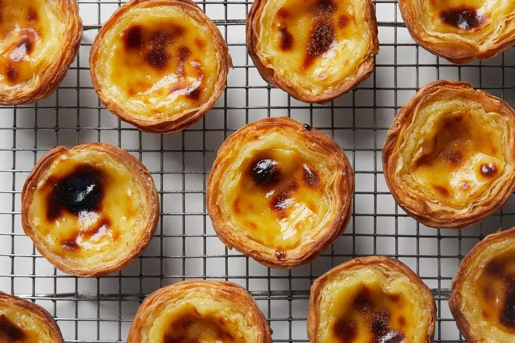 Mẻ bánh tart trứng vàng ươm vừa nướng xong thơm ngon