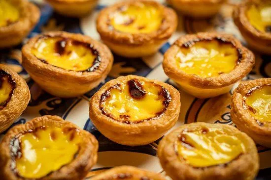 Lớp vỏ bánh tart giòn rụm và nhân kem trứng mềm mịn