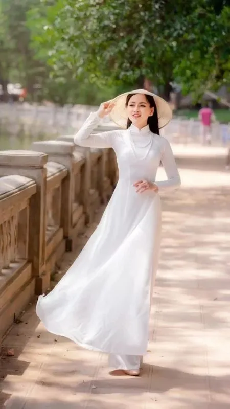 Phụ nữ Việt Nam trong tà áo dài truyền thống
