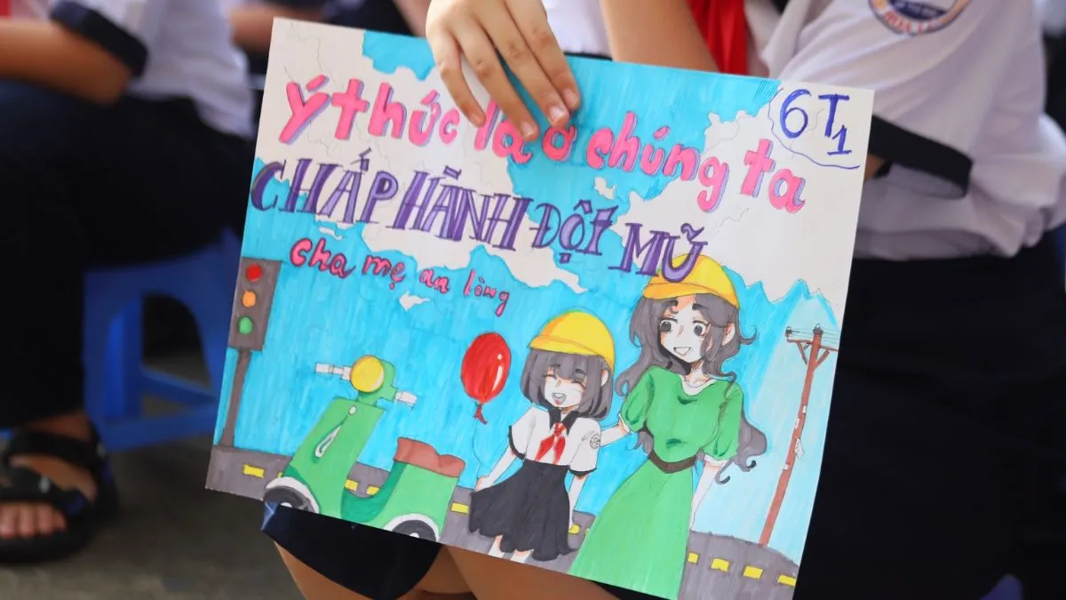 Hình ảnh gần gũi về gia đình cùng tham gia giao thông an toàn