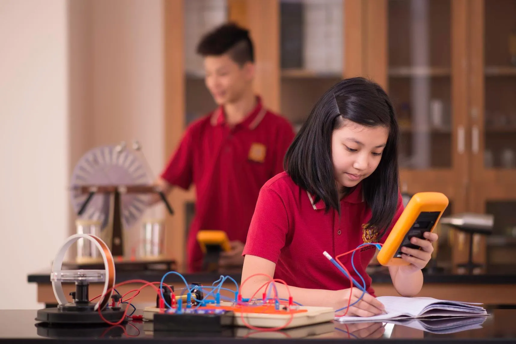 Học sinh đang đọc sách về các ngành nghề, tìm hiểu thông tin