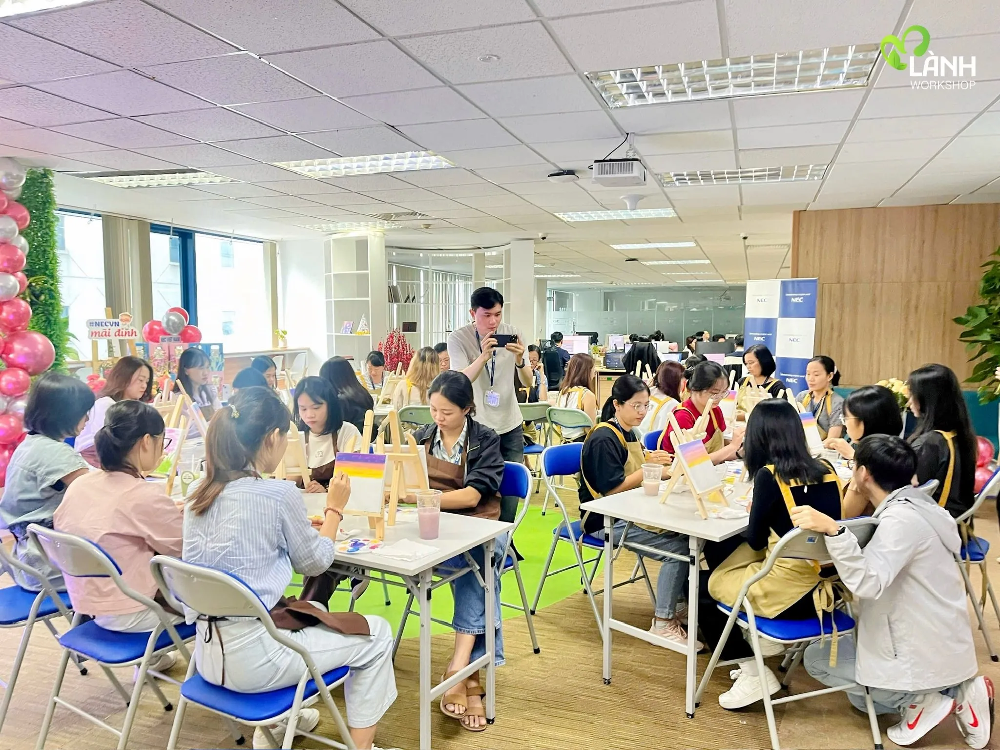 Mọi người tham gia vẽ tranh canvas thư giãn, không khí vui vẻ, tự do sáng tạo