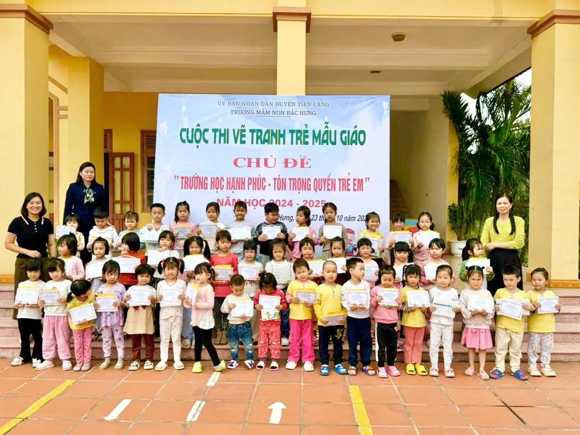 Trẻ em vui vẻ đến trường trong ngày hội vẽ tranh ngôi trường hạnh phúc